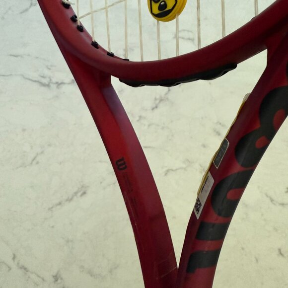 WILSON CLASH 108 V2 Grip 4 1/8 NEWLY STRUNG AND NEW GRIP EXCELLENT CONDITION - Picture 11 of 16